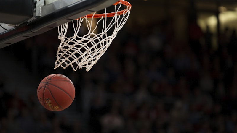 篮球运动员在球场投篮的精彩瞬间 - NBA西部决赛前瞻